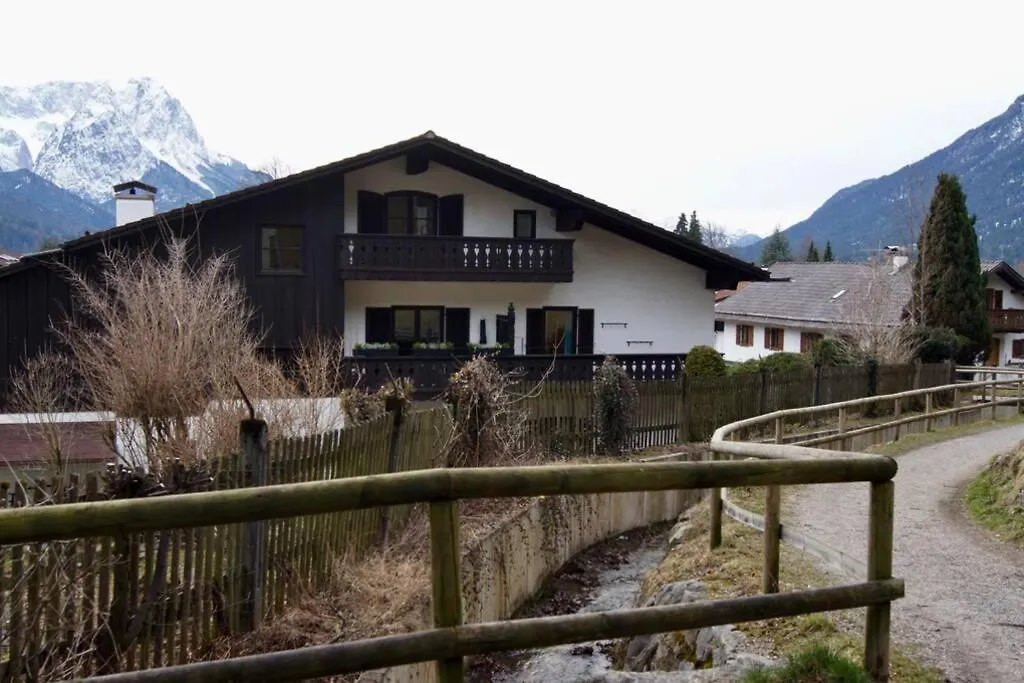 Appartement Partenkirchen - 3-Zimmer mit Panorama-Balkon - Bestlage am Fuß des Berges Garmisch-Partenkirchen